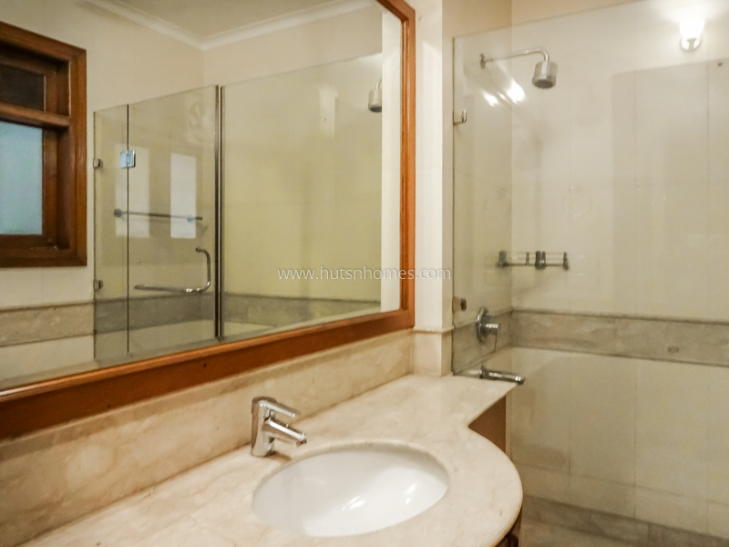 4 BHK Flat For Rent in Vasant Vihar