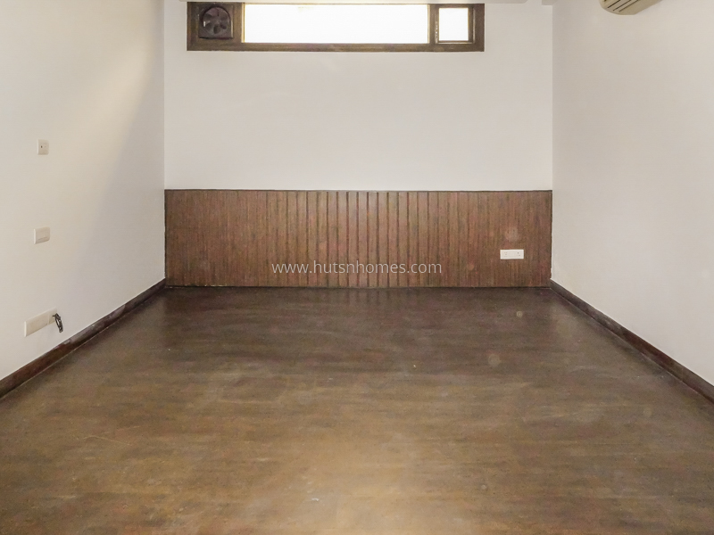 4 BHK Duplex For Rent in West End Colony