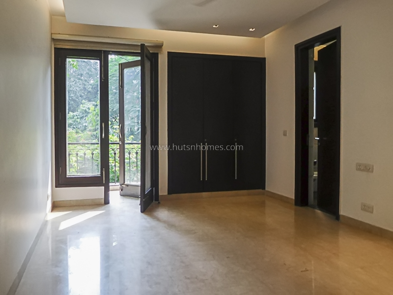 4 BHK Flat For Rent in West End Colony