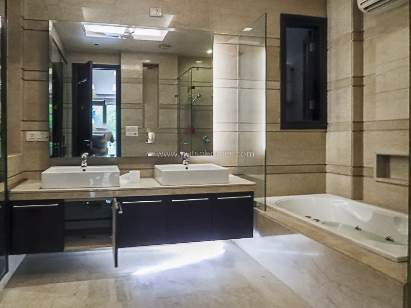 4 BHK Flat For Rent in West End Colony