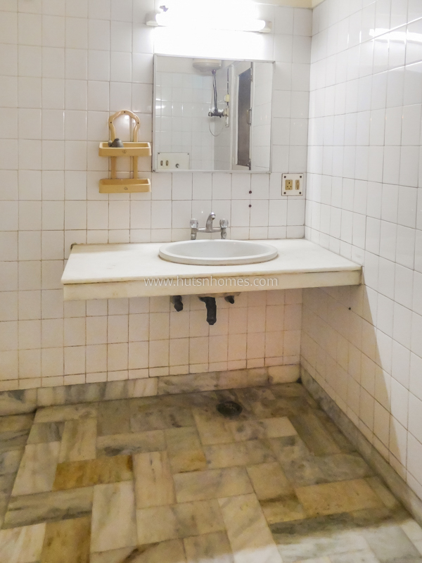 8 BHK House For Rent in New Friends Colony