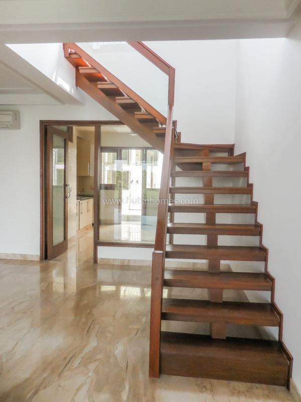3 BHK Flat For Rent in Defence Colony