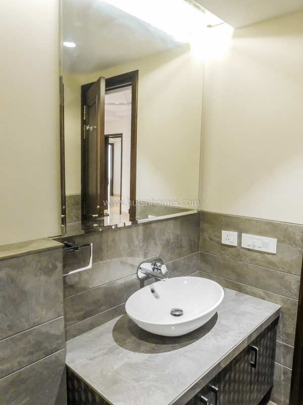 3 BHK Flat For Rent in Defence Colony