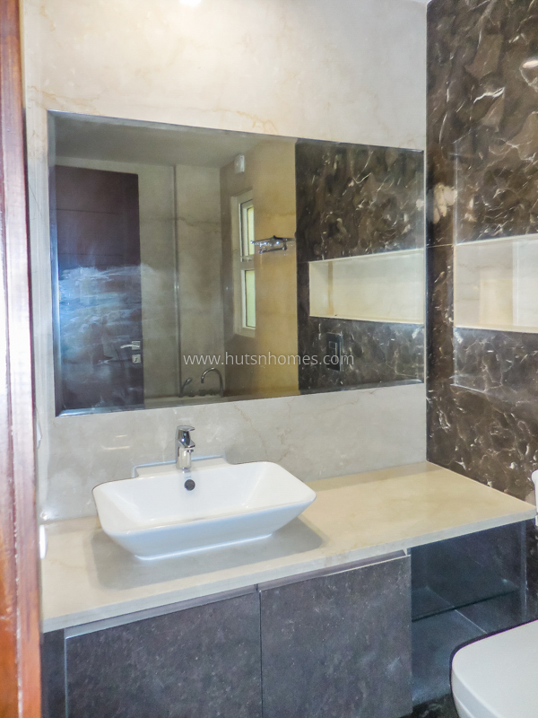 4 BHK Flat For Rent in Defence Colony