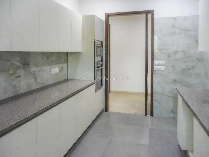 4 BHK Flat For Rent in Defence Colony
