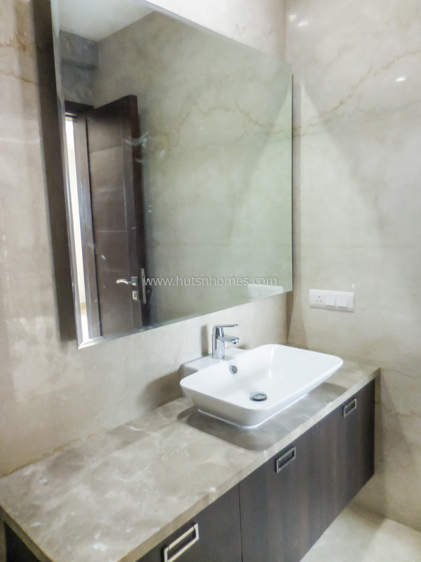 4 BHK Flat For Rent in Defence Colony