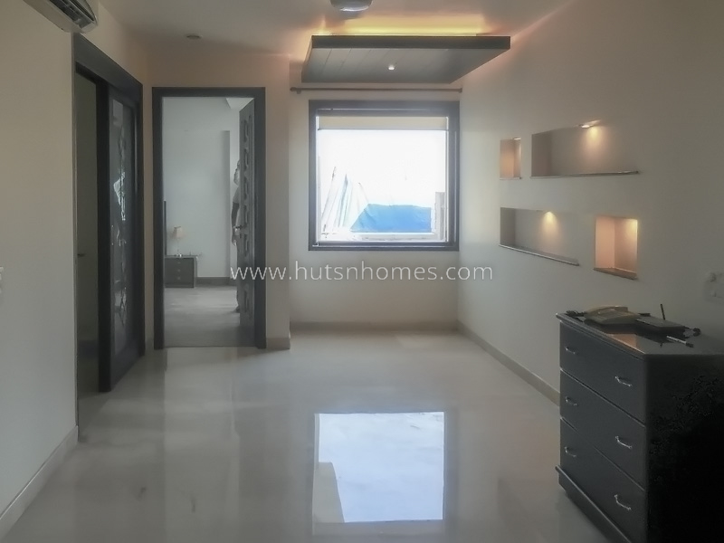 3 BHK Flat For Rent in Defence Colony