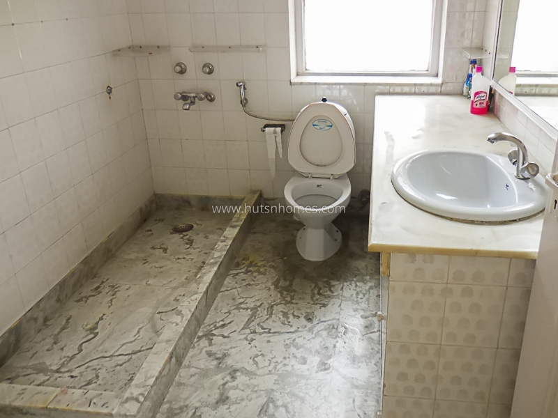 2 BHK Flat For Rent in Defence Colony