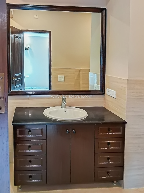 3 BHK Flat For Rent in Defence Colony