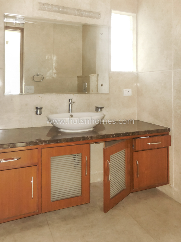 3 BHK Flat For Rent in Defence Colony
