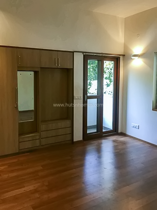 3 BHK Flat For Rent in Defence Colony