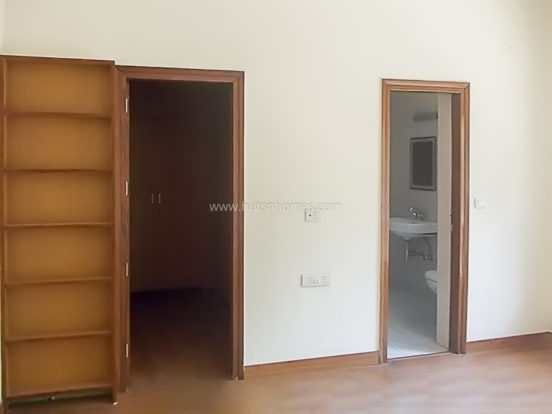 3 BHK Flat For Rent in Defence Colony