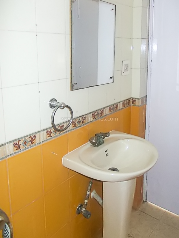 3 BHK Flat For Rent in Defence Colony