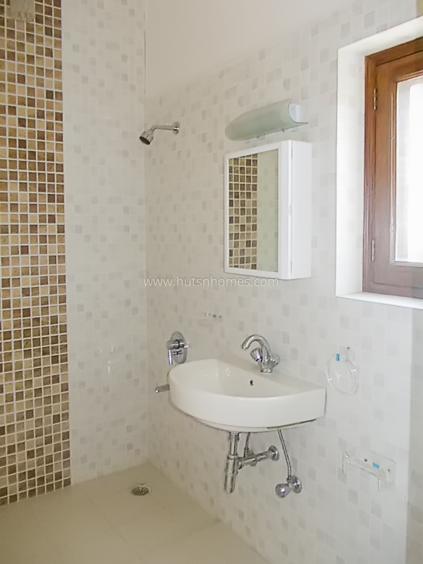 3 BHK Flat For Rent in Defence Colony