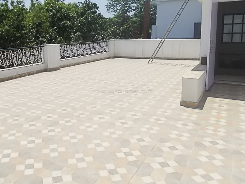 3 BHK Flat For Rent in Defence Colony