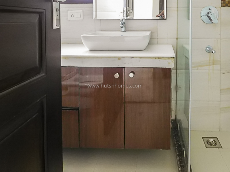 3 BHK Flat For Rent in Nizamuddin East