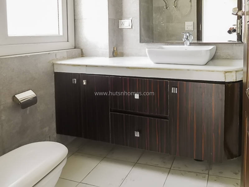 3 BHK Flat For Rent in Nizamuddin East
