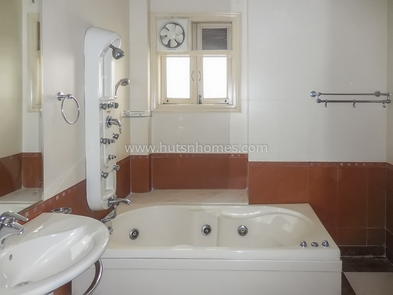 4 BHK Flat For Rent in Vasant Vihar