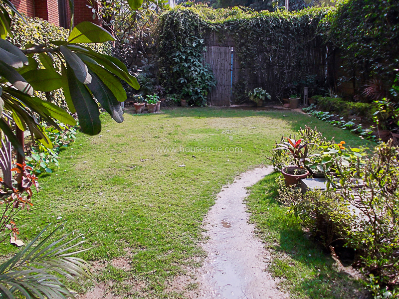 5 BHK Triplex Property For Rent in West End Colony