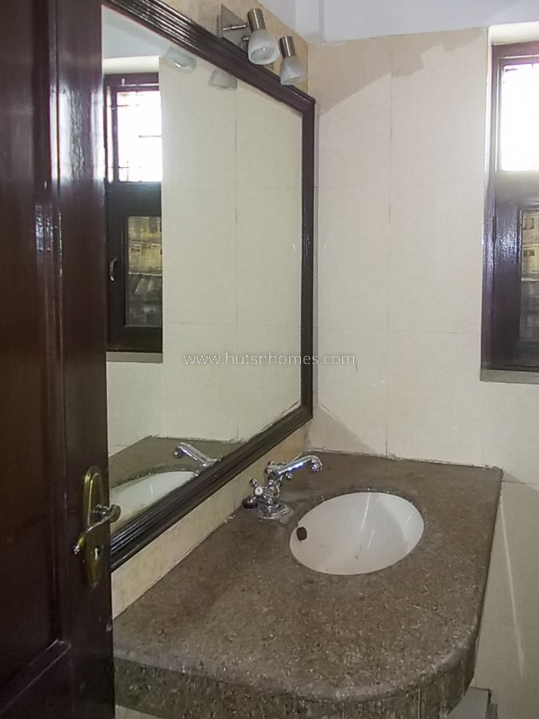 3 BHK Flat For Sale in Nizamuddin East