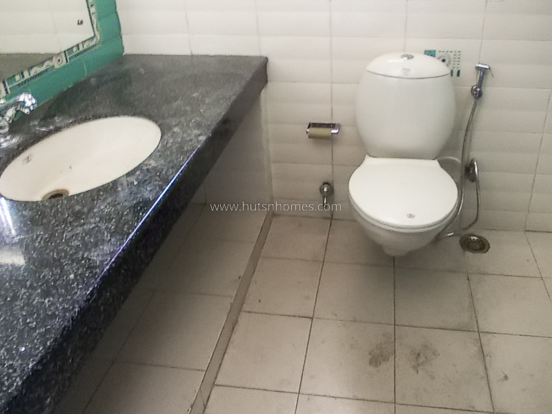 3 BHK Flat For Sale in Nizamuddin East