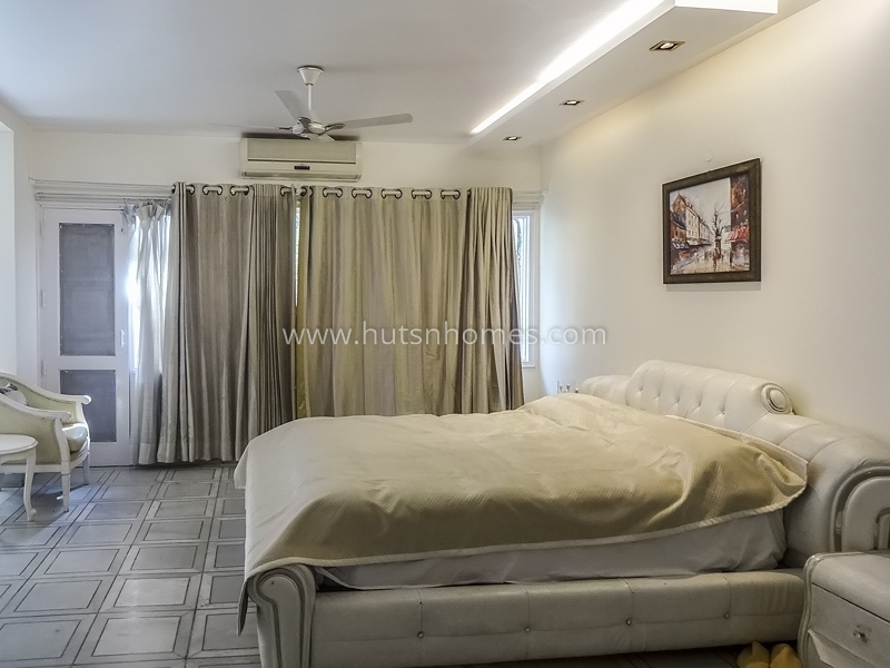 4 BHK Flat For Rent in Pamposh Enclave