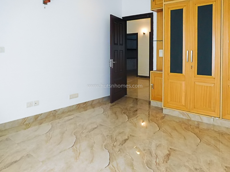 4 BHK Flat For Sale in Friends Colony East