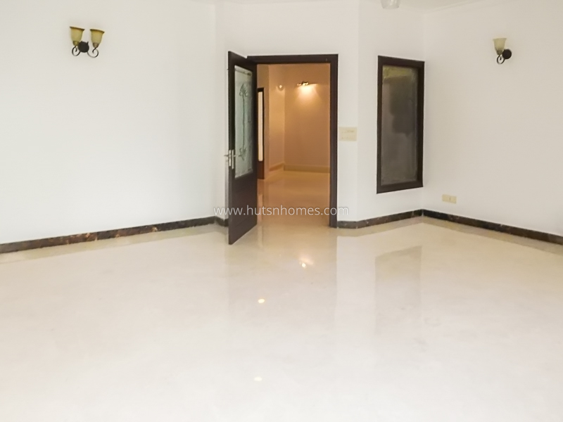 4 BHK Flat For Sale in Friends Colony East