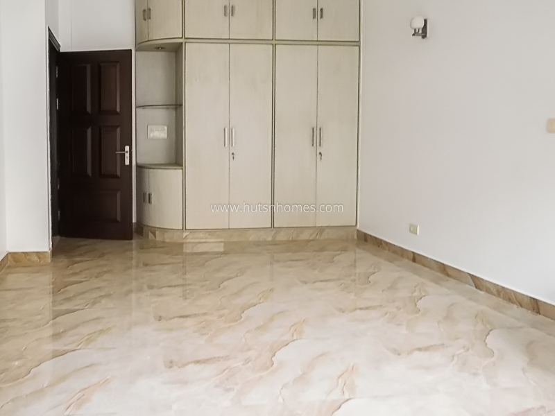 4 BHK Flat For Sale in Friends Colony East
