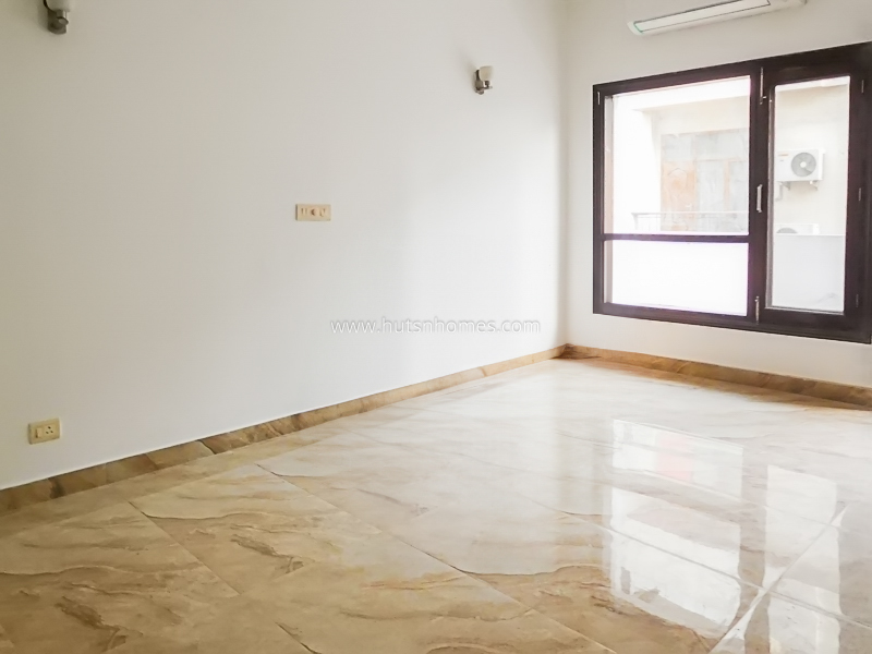 4 BHK Flat For Sale in Friends Colony East