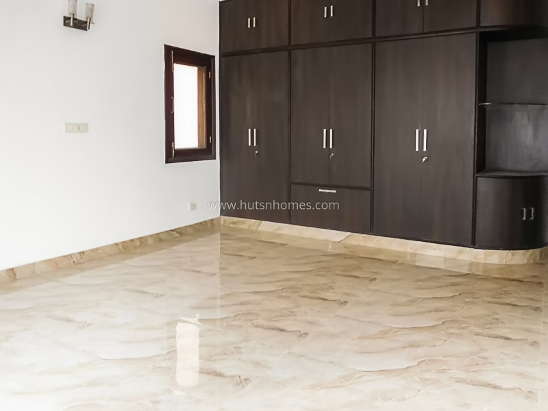 4 BHK Flat For Sale in Friends Colony East