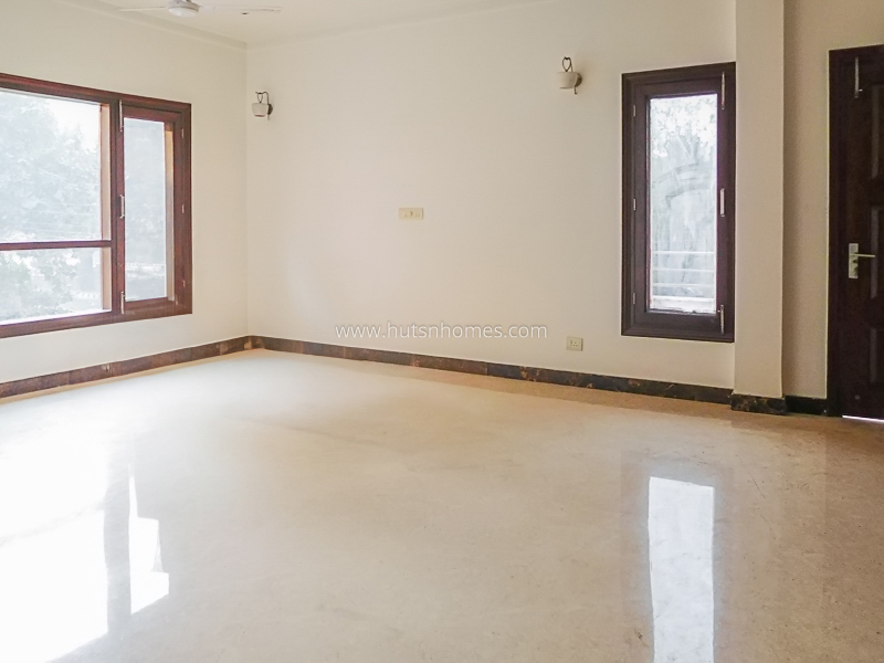 4 BHK Flat For Sale in Friends Colony East