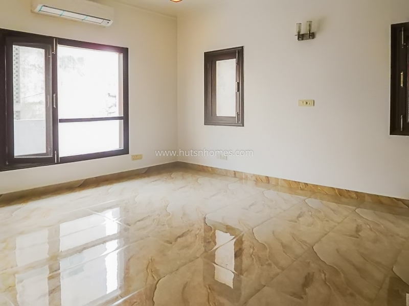 4 BHK Flat For Sale in Friends Colony East