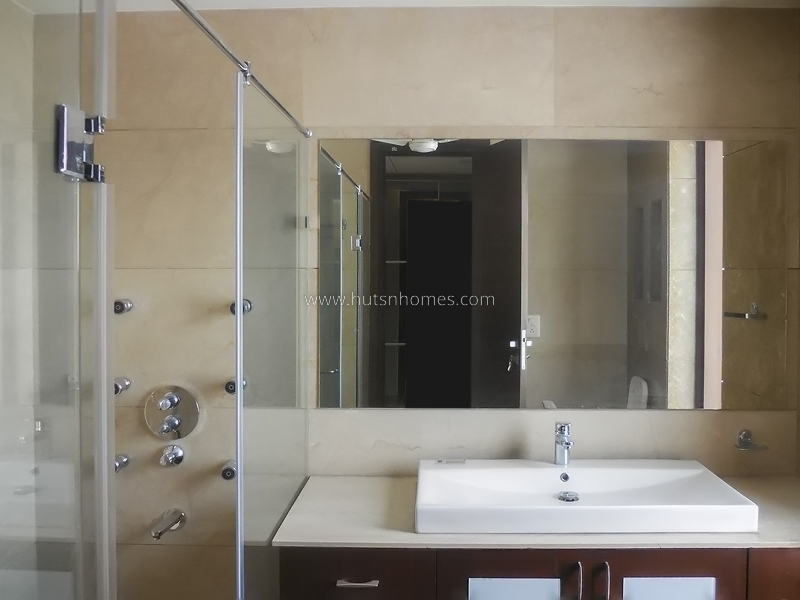 5 BHK Flat For Sale in Green Park Extension