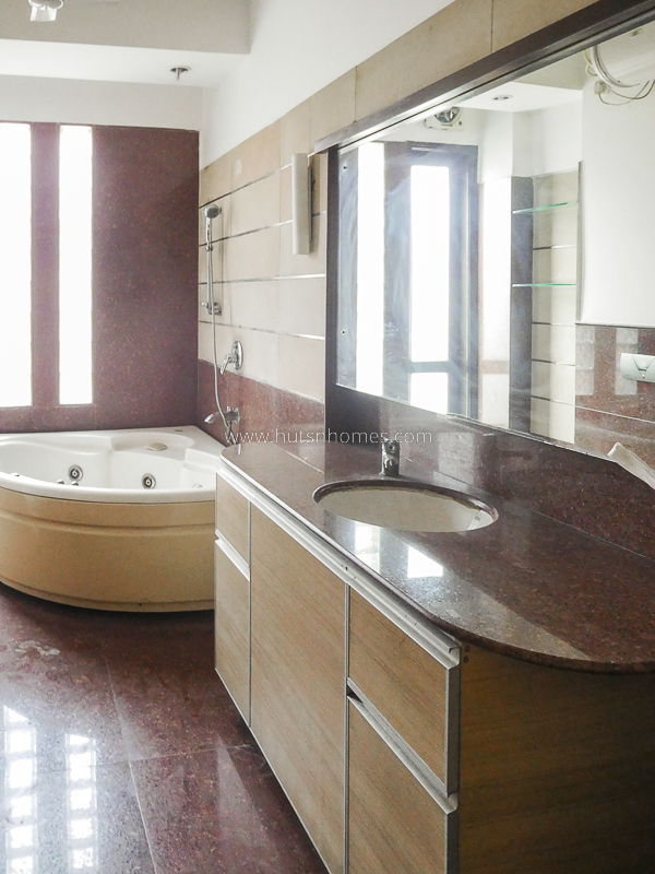 4 BHK Flat For Sale in New Friends Colony