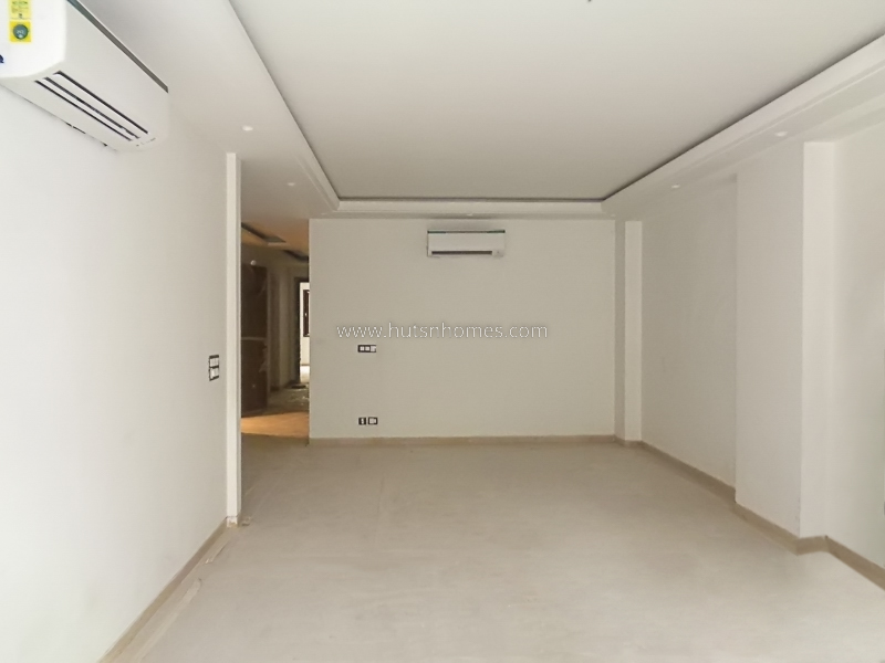 3 BHK Flat For Sale in Sarvapriya Vihar