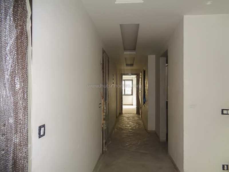 3 BHK Flat For Sale in Sarvapriya Vihar