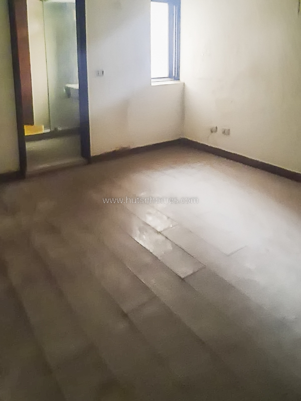 4 BHK Flat For Sale in West End Colony