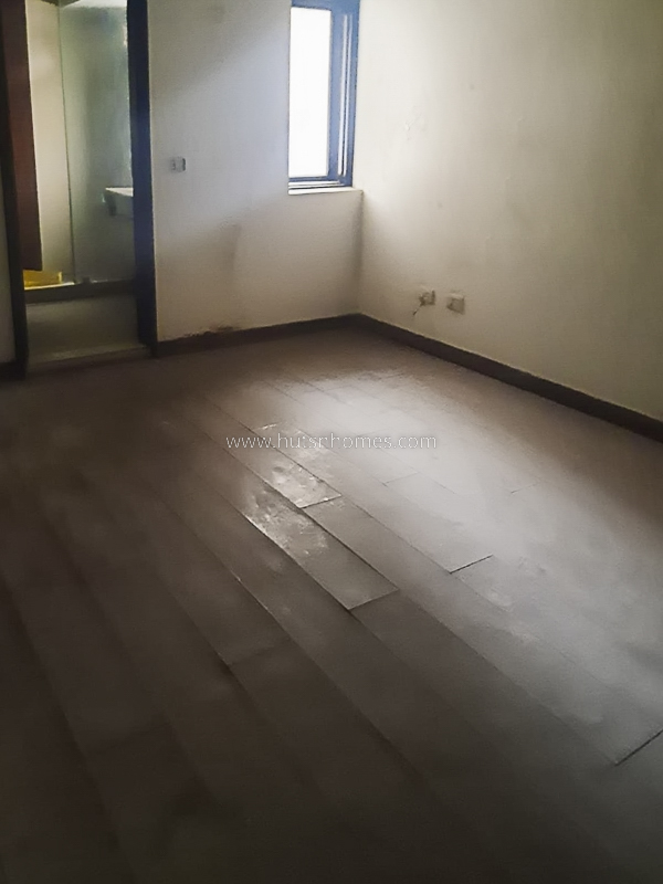4 BHK Flat For Sale in West End Colony