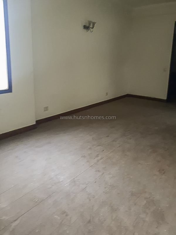 4 BHK Flat For Sale in West End Colony