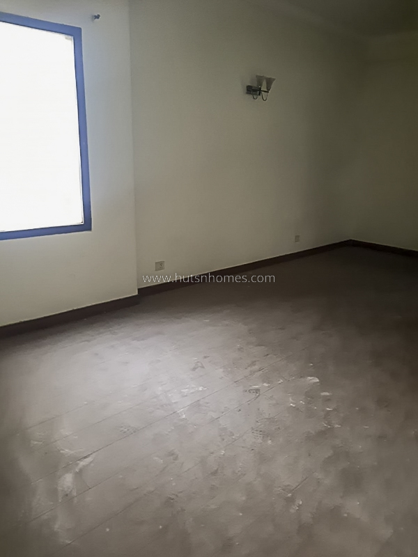 4 BHK Flat For Sale in West End Colony