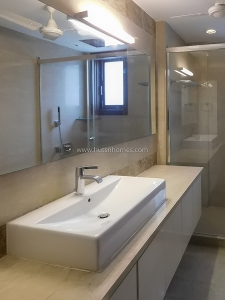 4 BHK Flat For Sale in Maharani Bagh