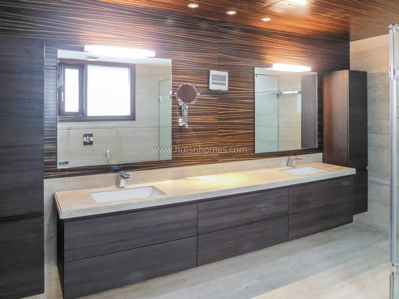 4 BHK Flat For Sale in Maharani Bagh