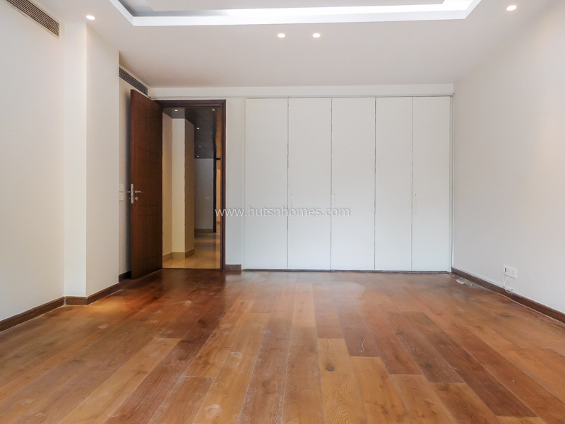 4 BHK Flat For Sale in Maharani Bagh