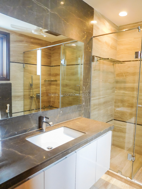 4 BHK Flat For Sale in Maharani Bagh