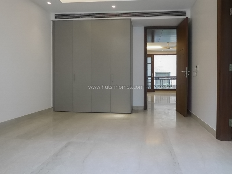 4 BHK Flat For Sale in Maharani Bagh