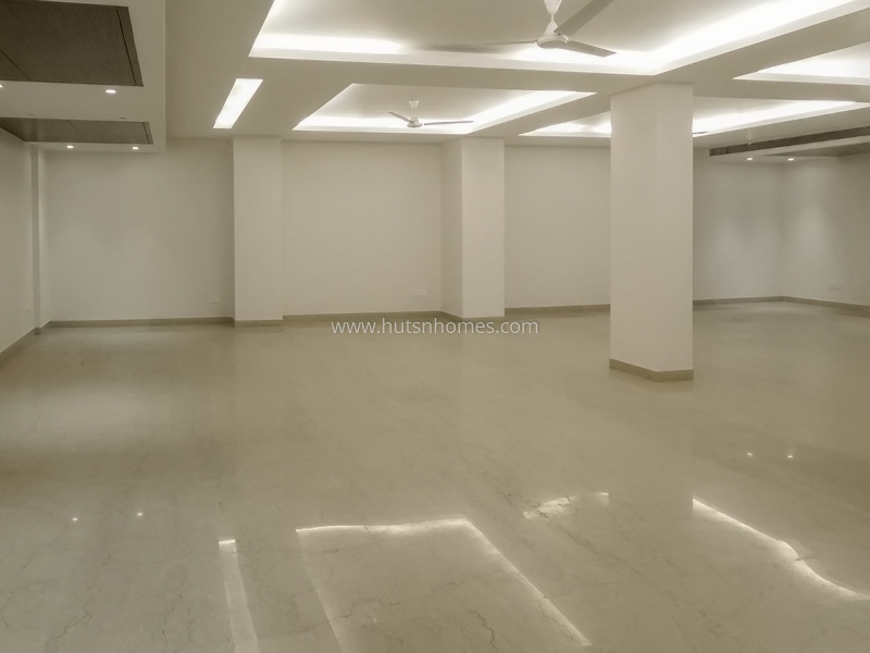 4 BHK Flat For Sale in Maharani Bagh