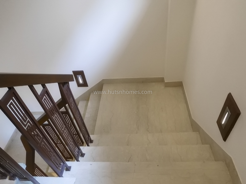 4 BHK Flat For Sale in Maharani Bagh