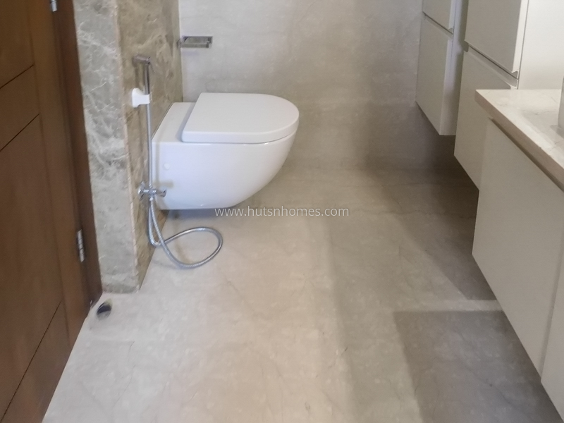 4 BHK Flat For Sale in Maharani Bagh