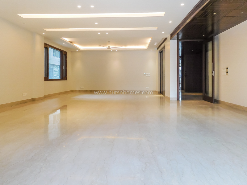 4 BHK Flat For Sale in Maharani Bagh